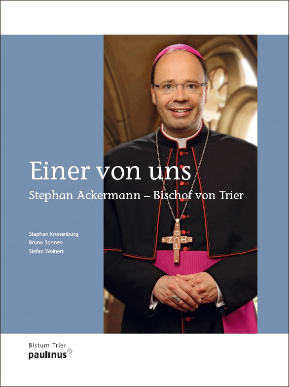 Dieser wunderschöne und beeindruckende Bilderband dokumentiert die vergangene Bischofswahl und die Einführung von Stephan Ackermann in das Amt des Bischofs. Somit beinhaltet es einen Teil der Geschichte des Trierer Bistums.